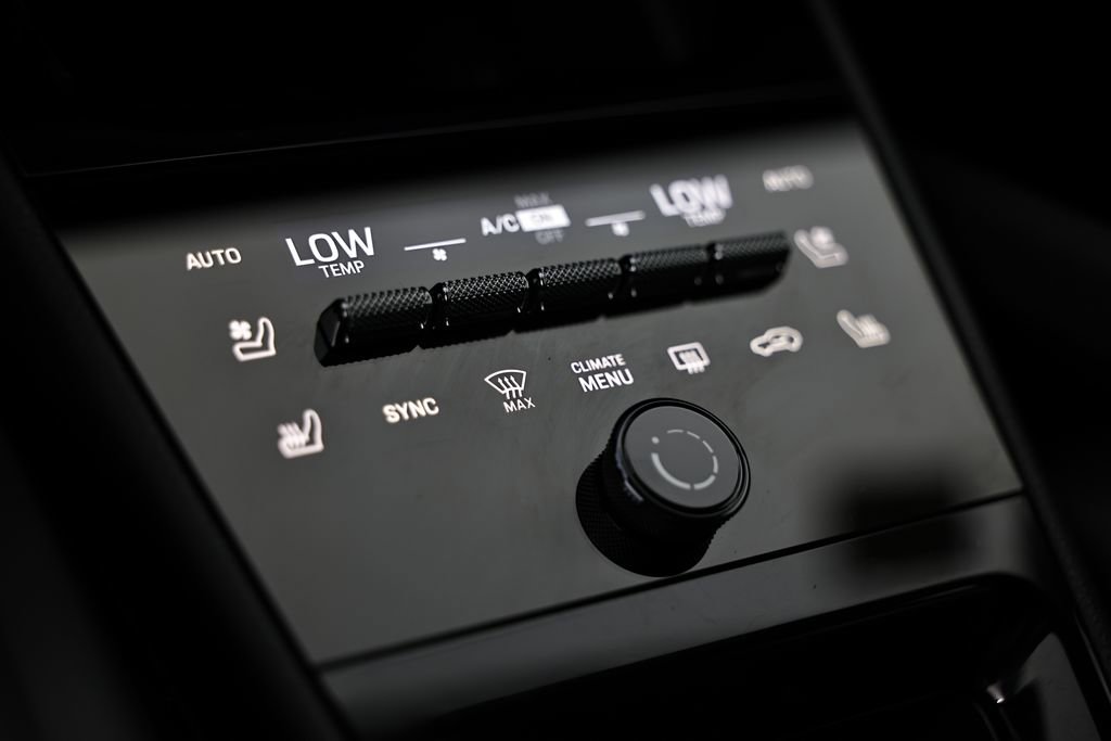 Certified 2025 Porsche Cayenne AWD/4WD image 40