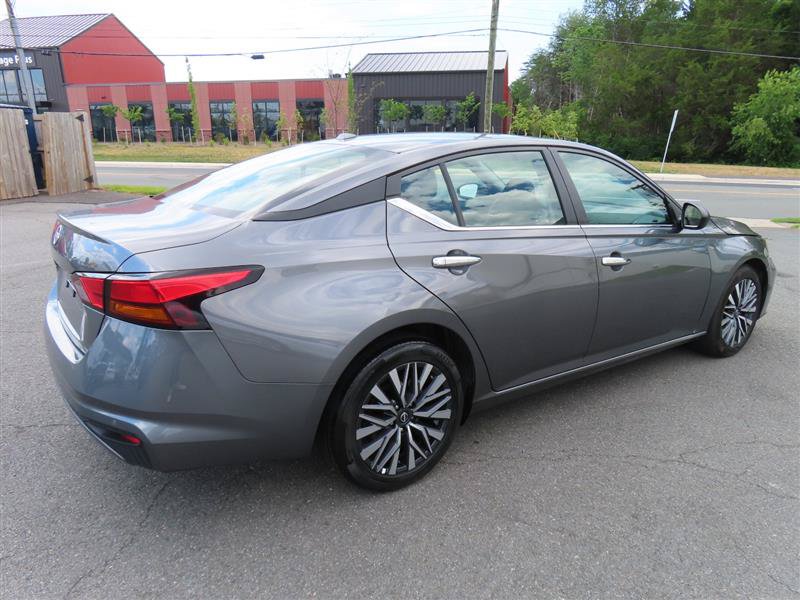 Used 2025 Nissan Altima 2.5 SV FWD image 15