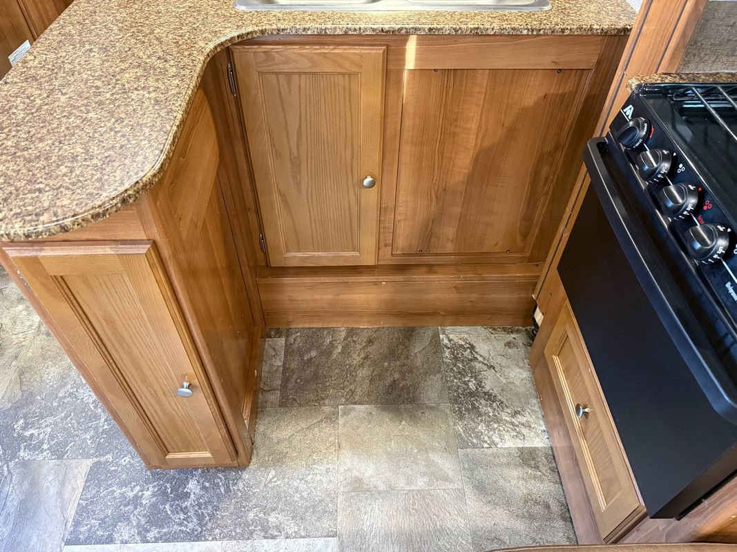 Used 2017 Ford E-450 and Econoline 450 Super Duty w/ Motorhome Prep Package RWD image 25