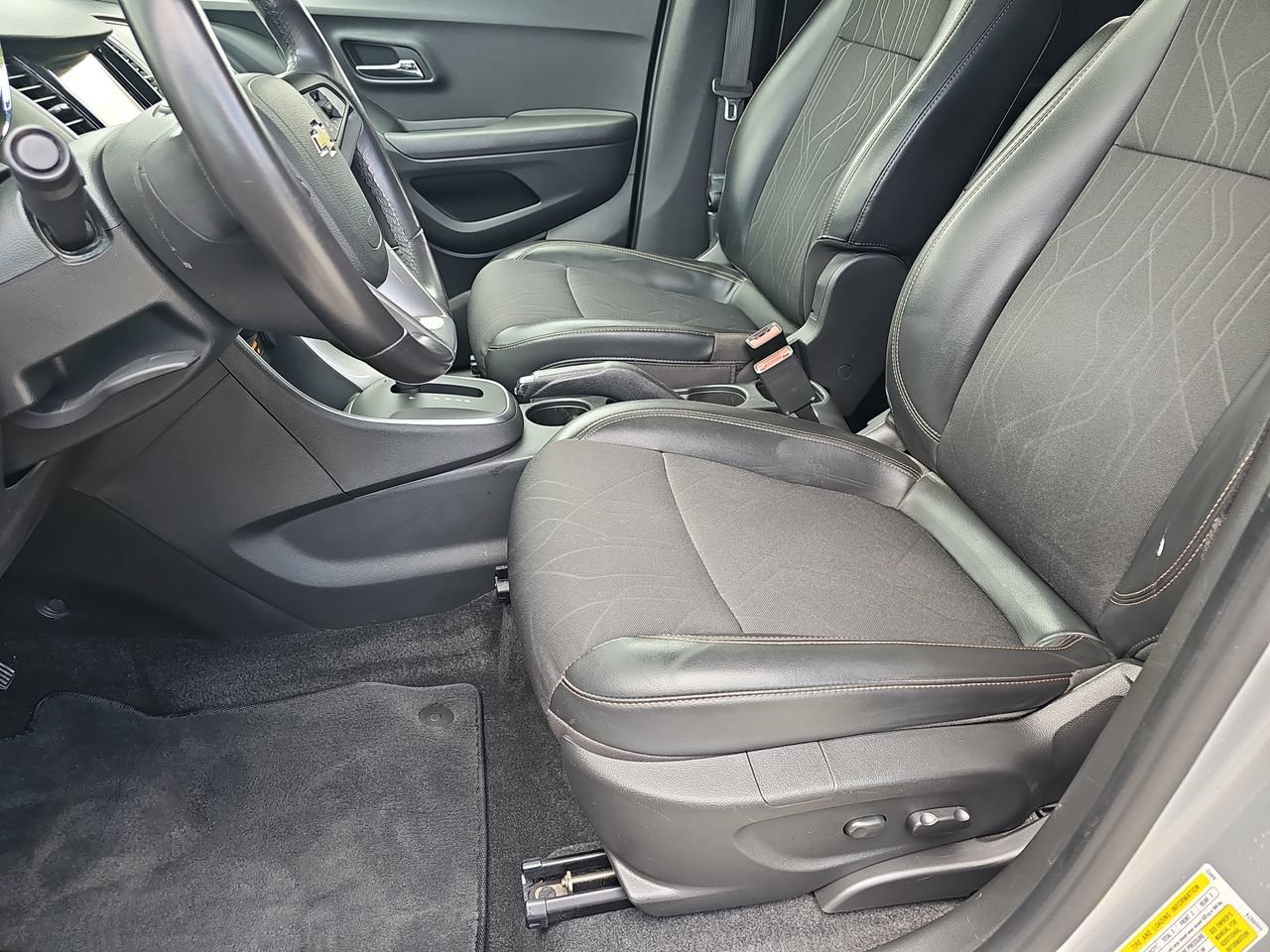 Used 2019 Chevrolet Trax LT w/ LT Convenience Package FWD image 19