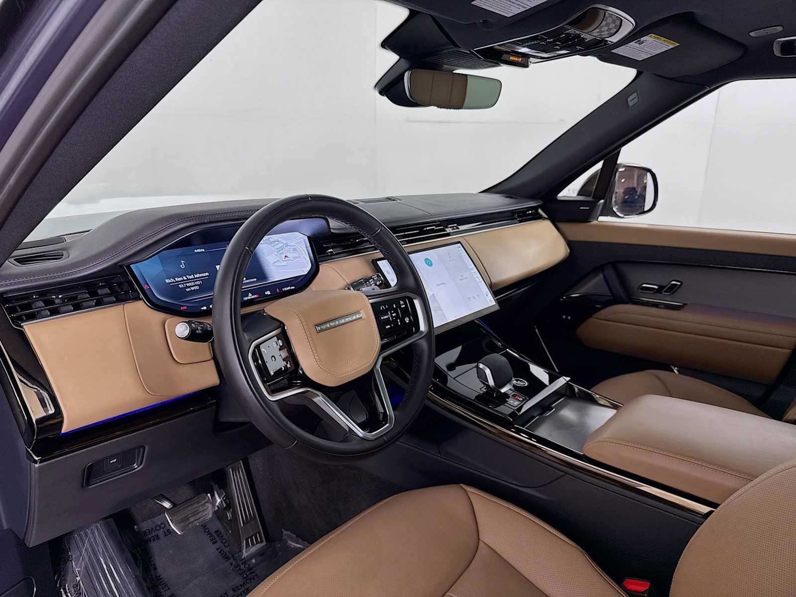 Used 2025 Land Rover Range Rover Sport SE AWD/4WD image 9