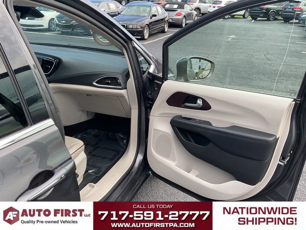 Used 2019 Chrysler Pacifica Touring-L w/ Advanced Safetytec Group FWD image 16