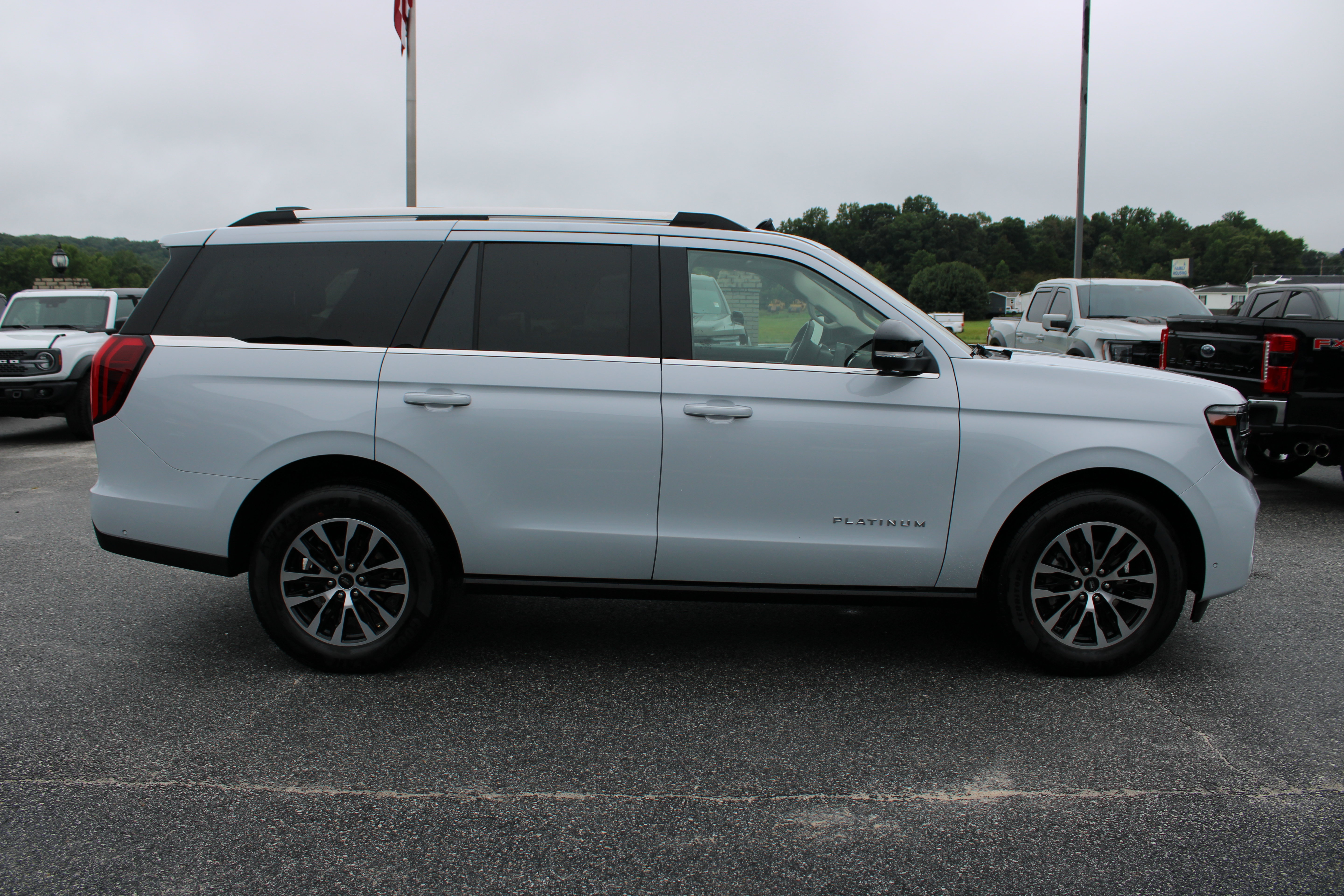 Used 2025 Ford Expedition Platinum AWD/4WD image 5
