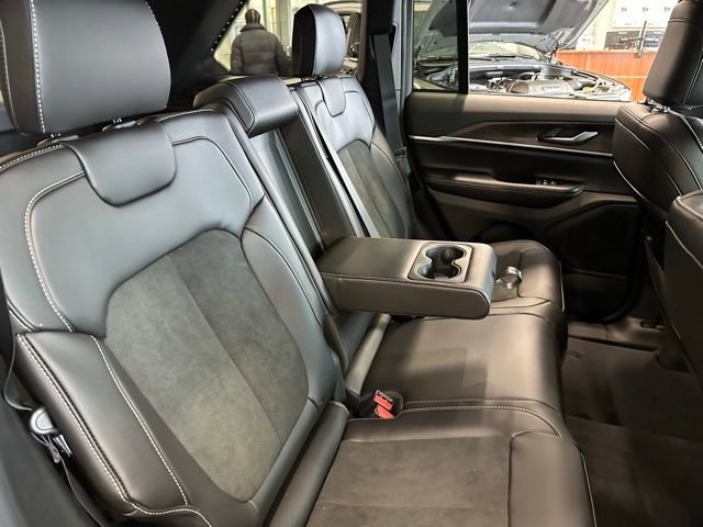 New 2026 Jeep Grand Cherokee Altitude image 18