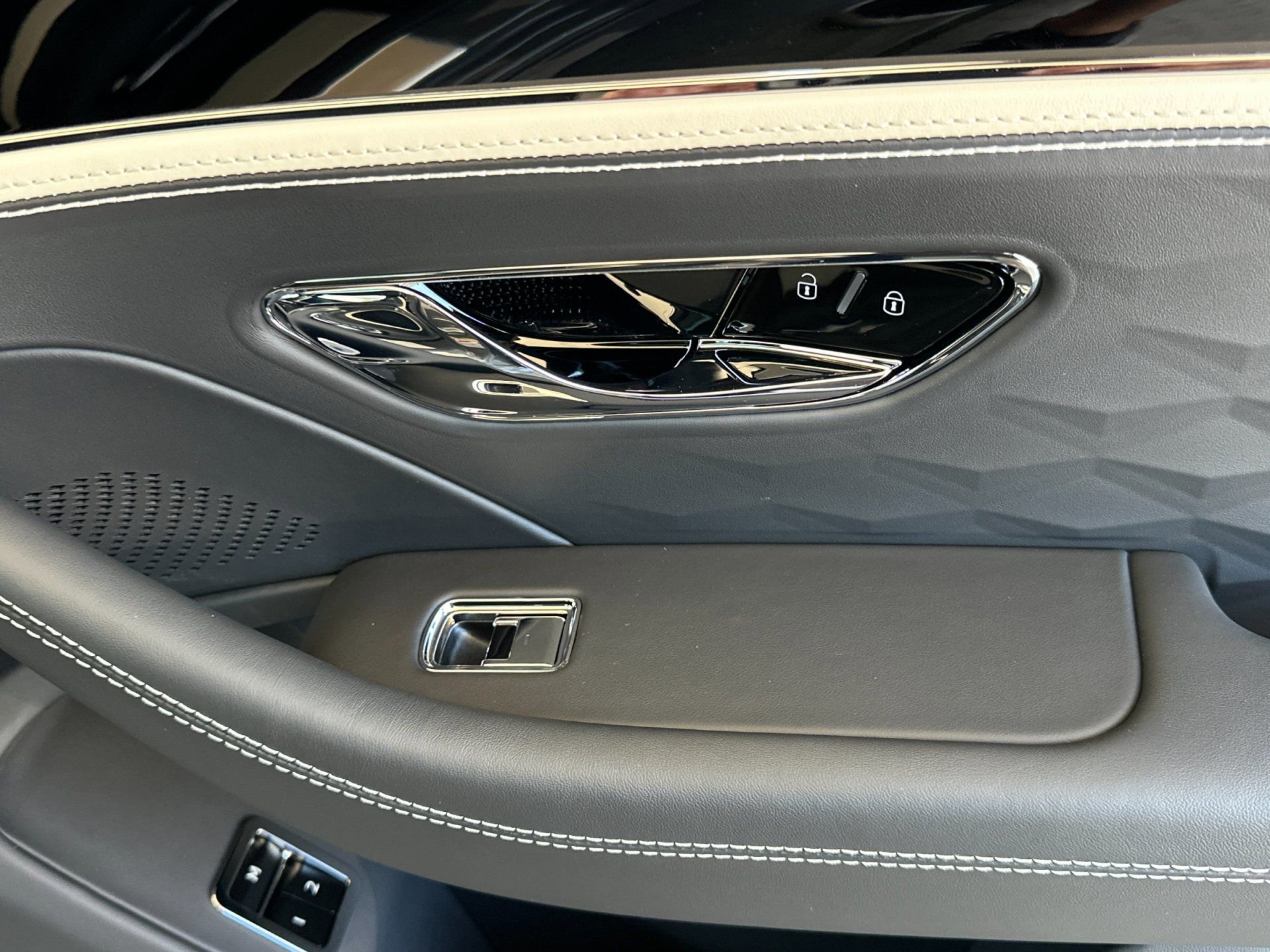 New 2025 Bentley Flying Spur Plug-In Hybrid image 17