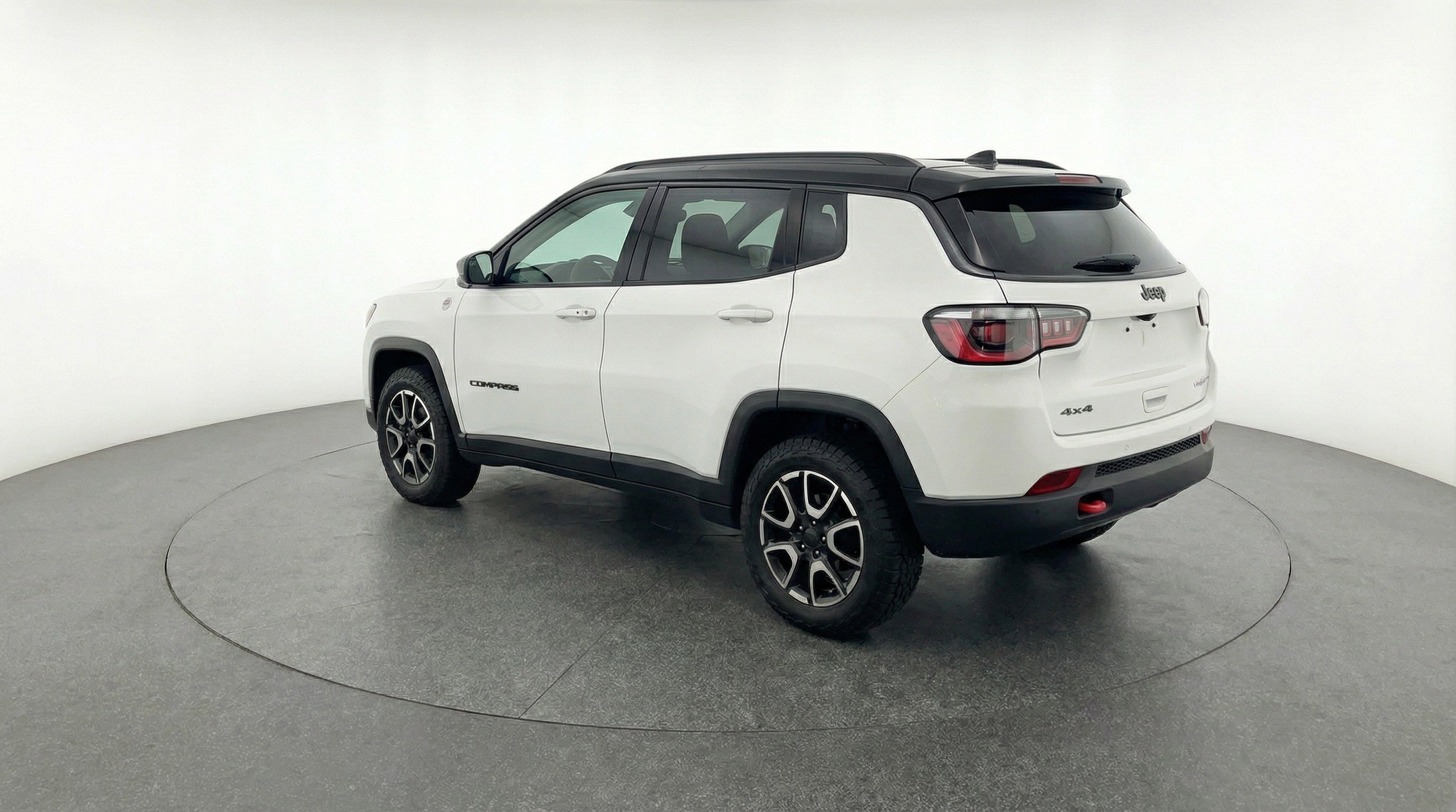 Used 2025 Jeep Compass Trailhawk AWD/4WD image 6