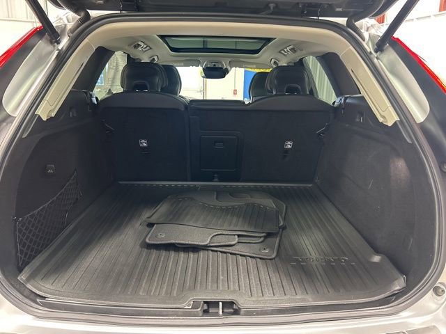 Used 2020 Volvo XC60 T6 Momentum image 12