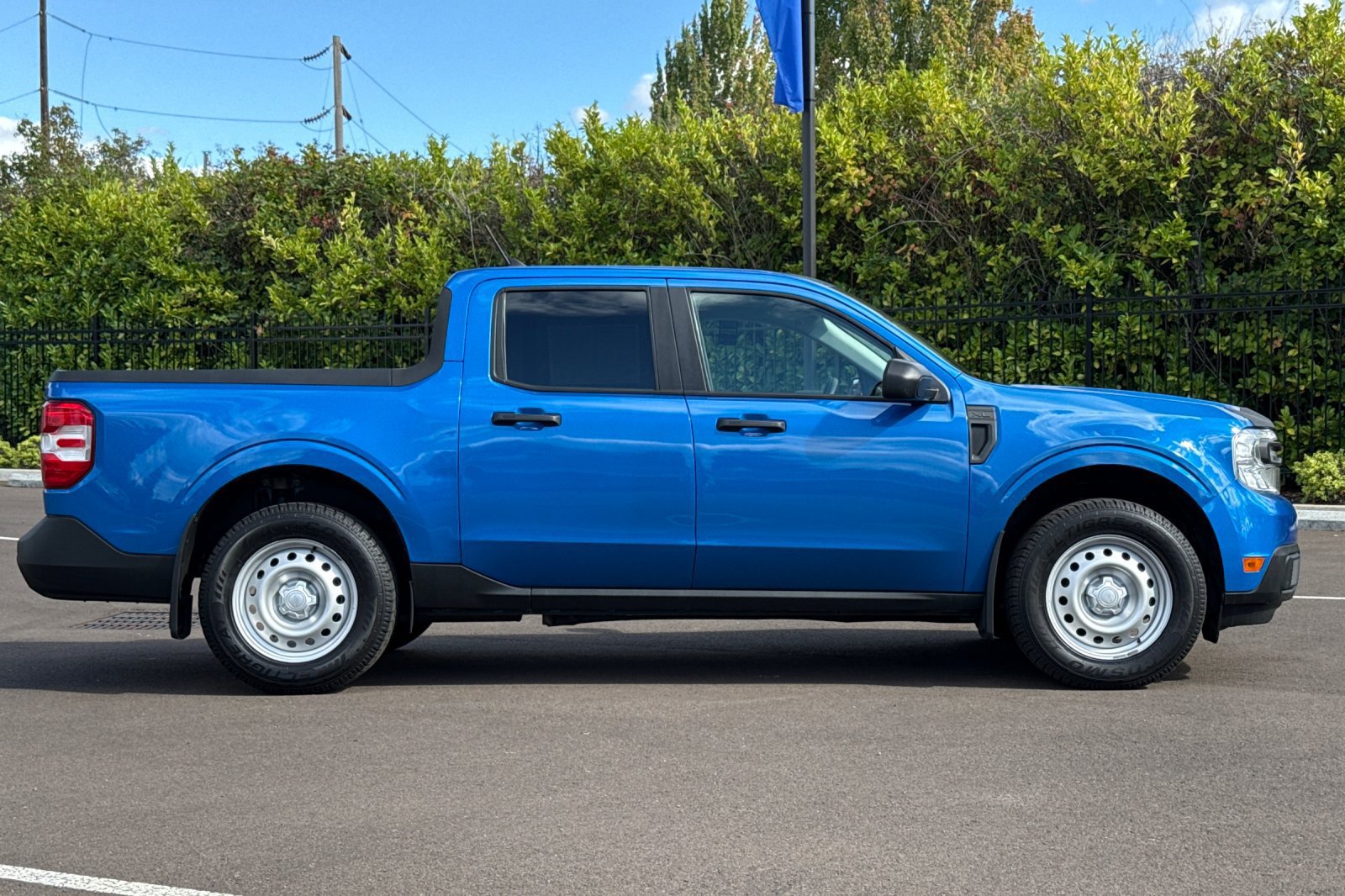 Used 2022 Ford Maverick AWD SuperCrew image 3
