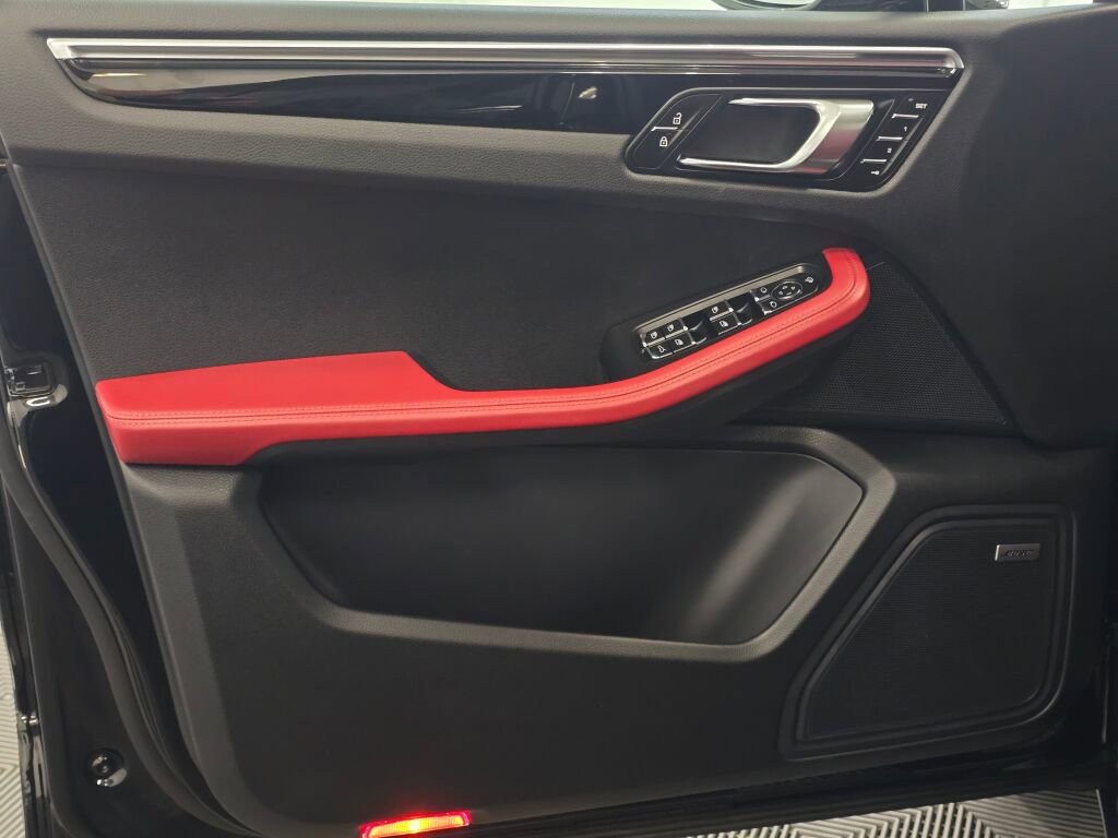 Certified 2024 Porsche Macan image 33