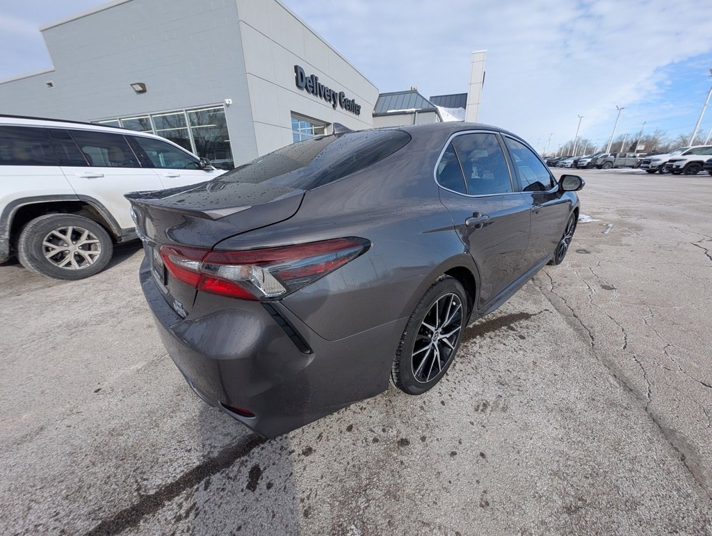 Used 2022 Toyota Camry SE image 4
