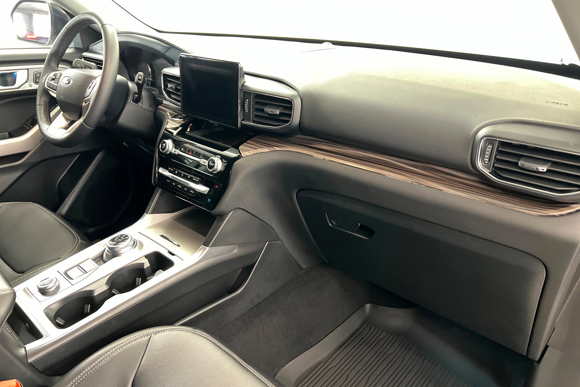 Used 2024 Ford Explorer Limited w/ Equipment Group 301A AWD/4WD image 24