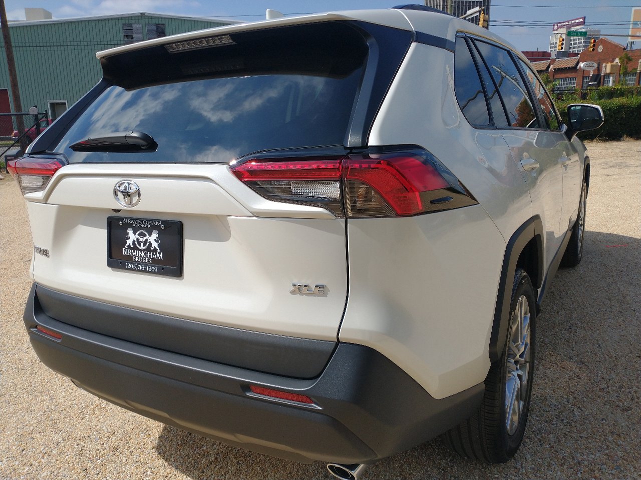 Used 2022 Toyota RAV4 XLE Premium image 18