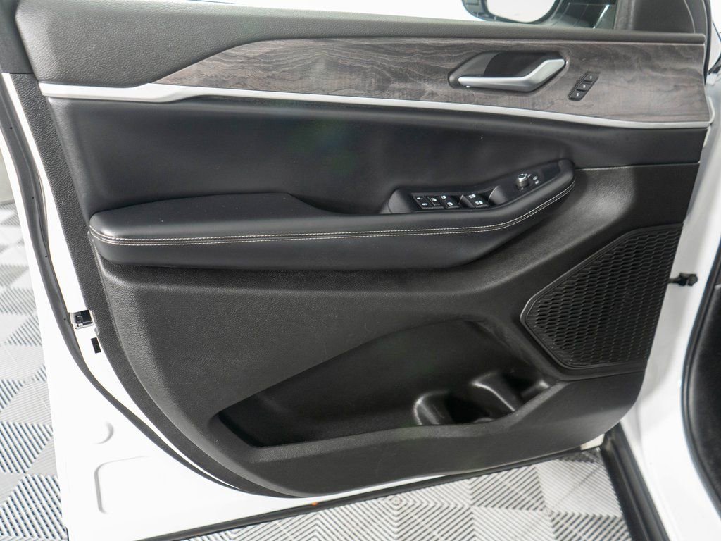 Used 2023 Jeep Grand Cherokee Limited image 22