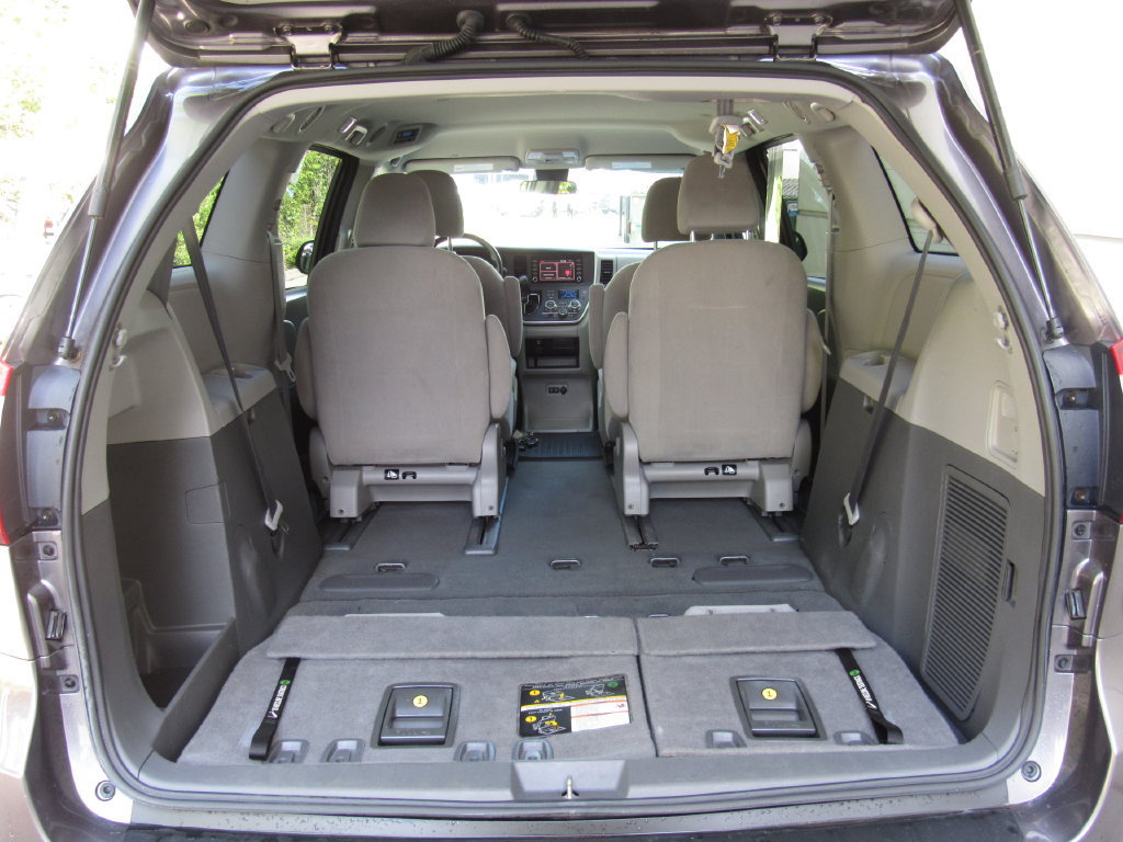 Certified 2020 Toyota Sienna L FWD image 19