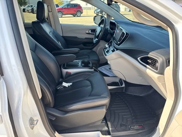 Used 2024 Chrysler Pacifica Touring-L FWD image 25