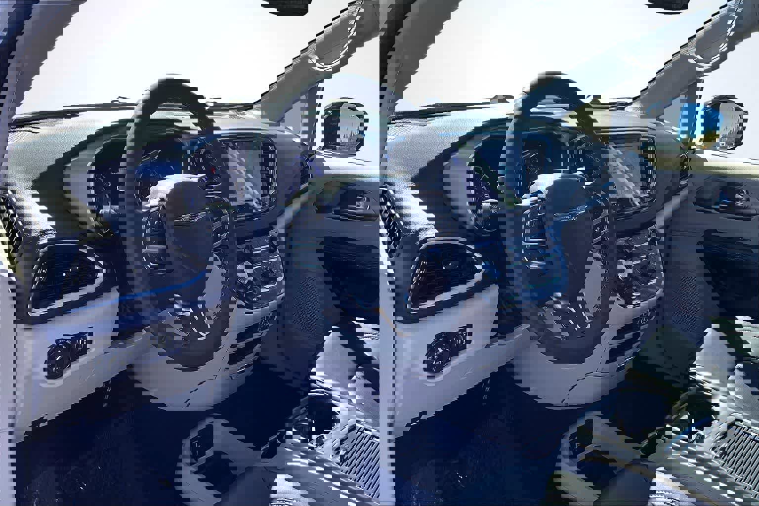 Used 2024 Chrysler Pacifica Touring-L image 2