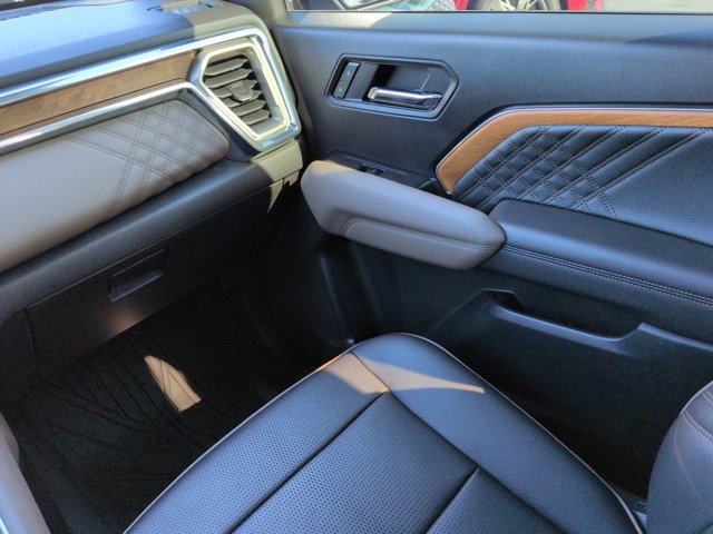 Used 2023 GMC Canyon Denali w/ Denali Black Edition AWD/4WD image 17