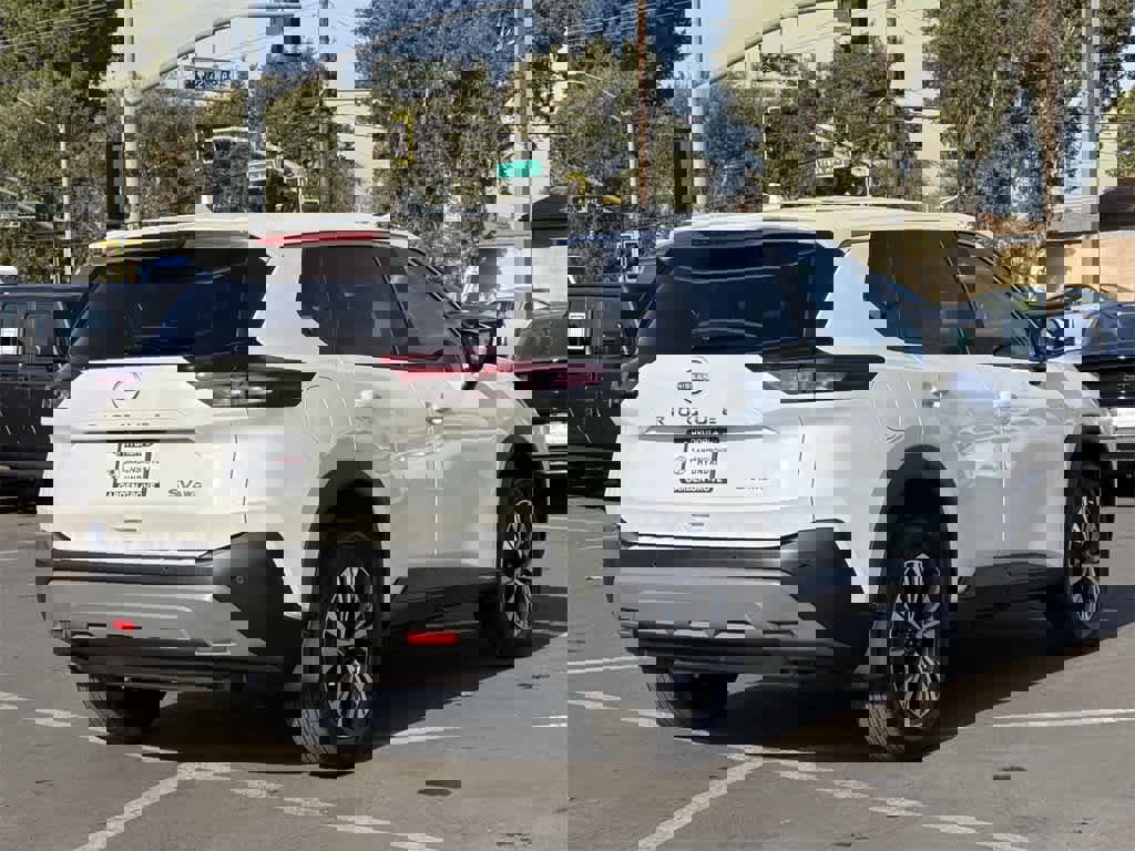 Used 2023 Nissan Rogue SV image 4