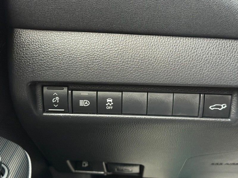 Used 2023 Toyota Venza XLE image 29