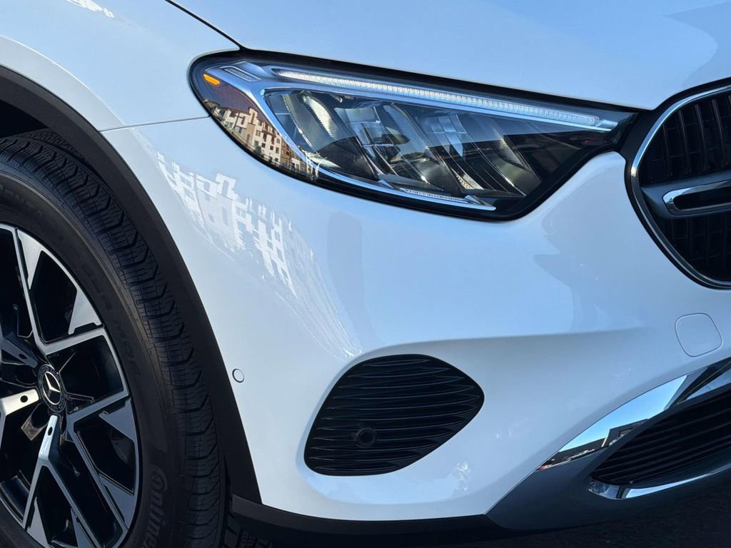 Used 2025 Mercedes-Benz GLC 350e 4MATIC image 25