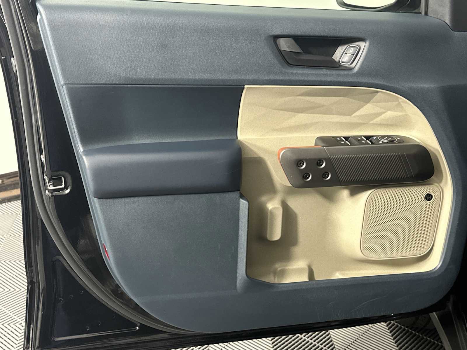 Used 2025 Ford Maverick Lariat image 9