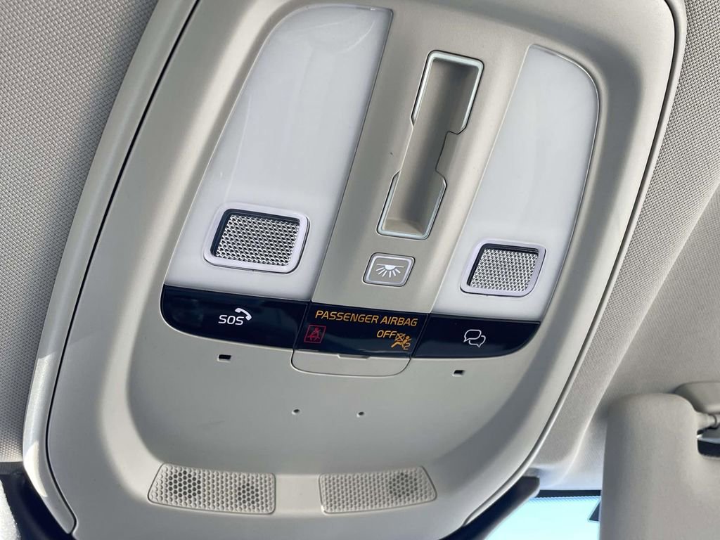 Used 2023 Volvo XC60 B5 Core image 22