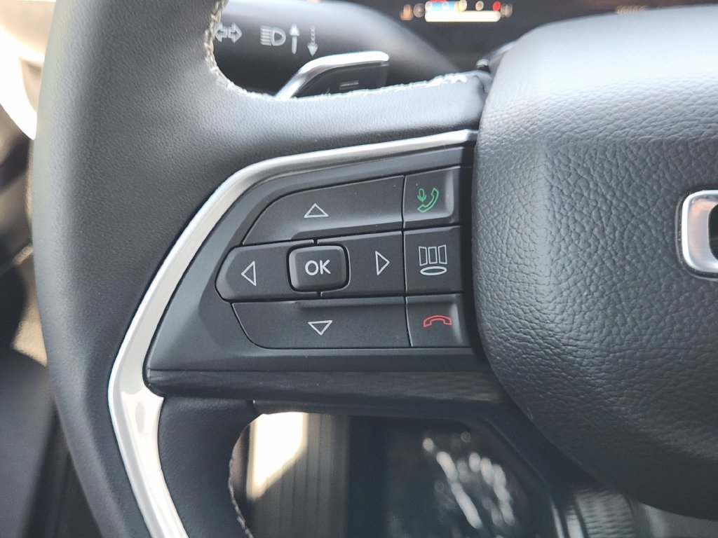 Used 2025 Jeep Grand Cherokee Altitude AWD/4WD image 31