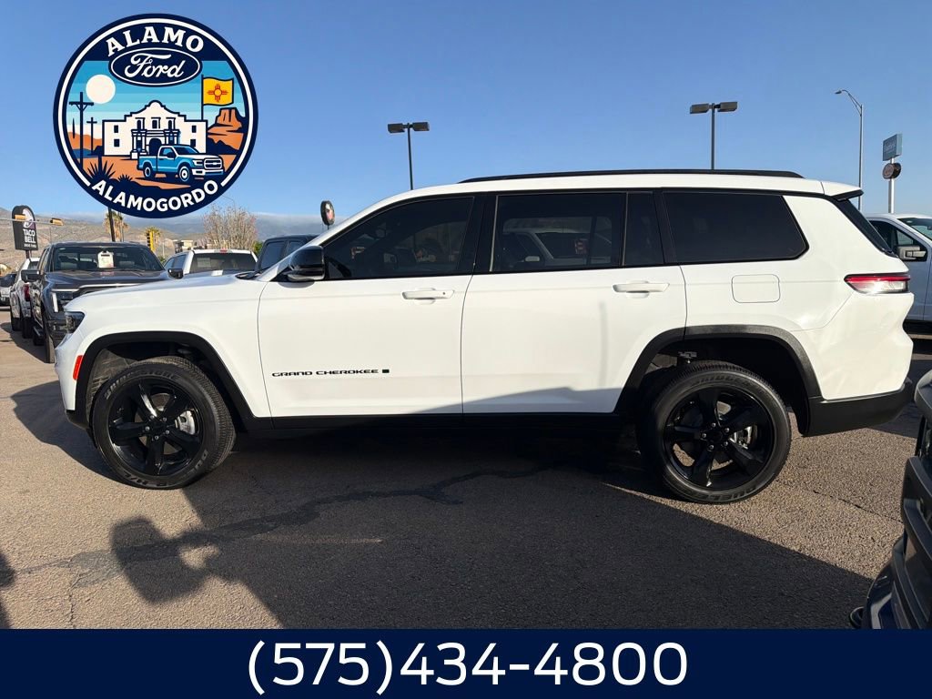 Used 2023 Jeep Grand Cherokee L Laredo image 2
