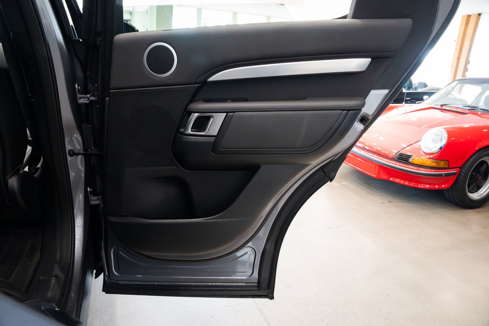 Used 2020 Land Rover Discovery Landmark AWD/4WD image 23
