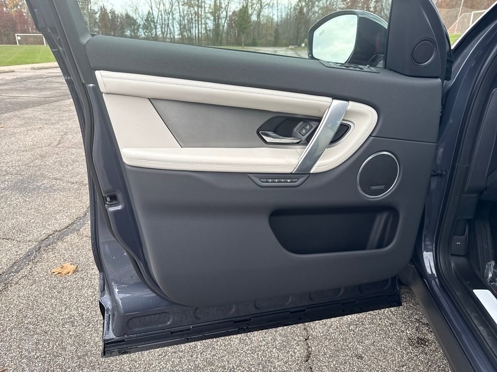 New 2025 Land Rover Discovery Sport Dynamic SE AWD/4WD image 9