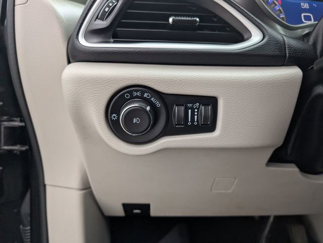 Used 2022 Chrysler Pacifica Touring-L image 9