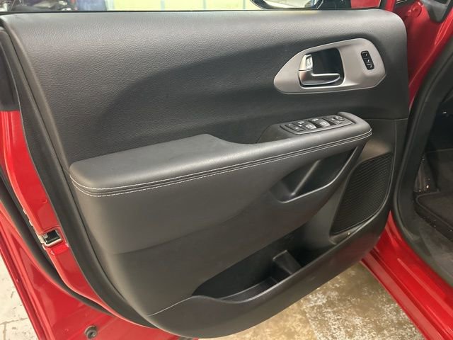 Used 2025 Chrysler Pacifica Limited image 14