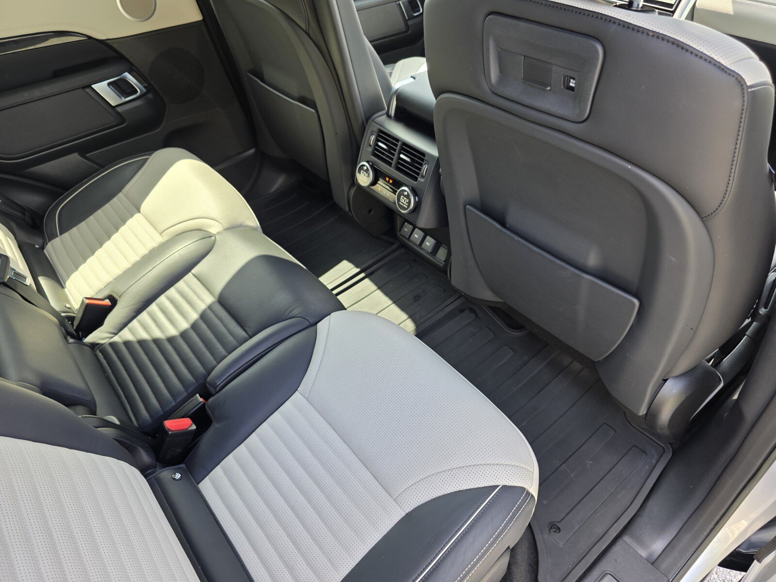 Certified 2023 Land Rover Discovery HSE R-Dynamic AWD/4WD image 28