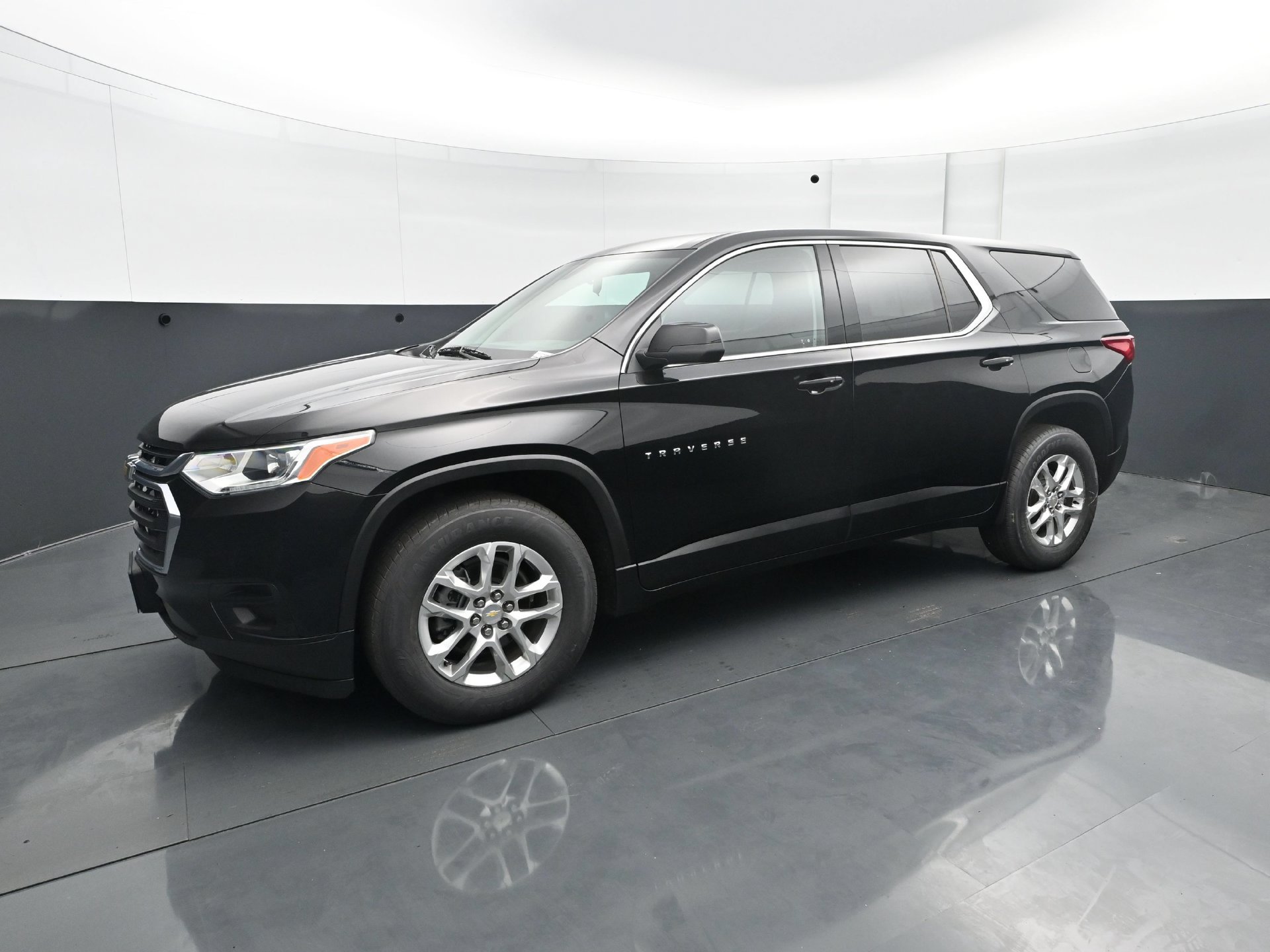 Used 2021 Chevrolet Traverse LS AWD/4WD image 2