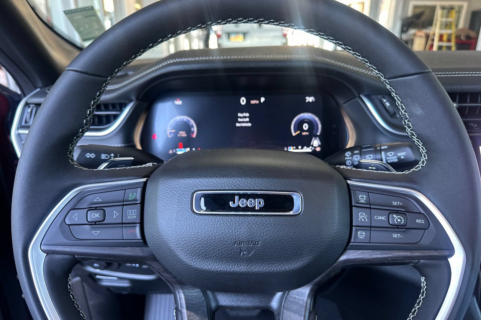 New 2025 Jeep Grand Cherokee Limited w/ Luxury Tech Group II AWD/4WD image 28