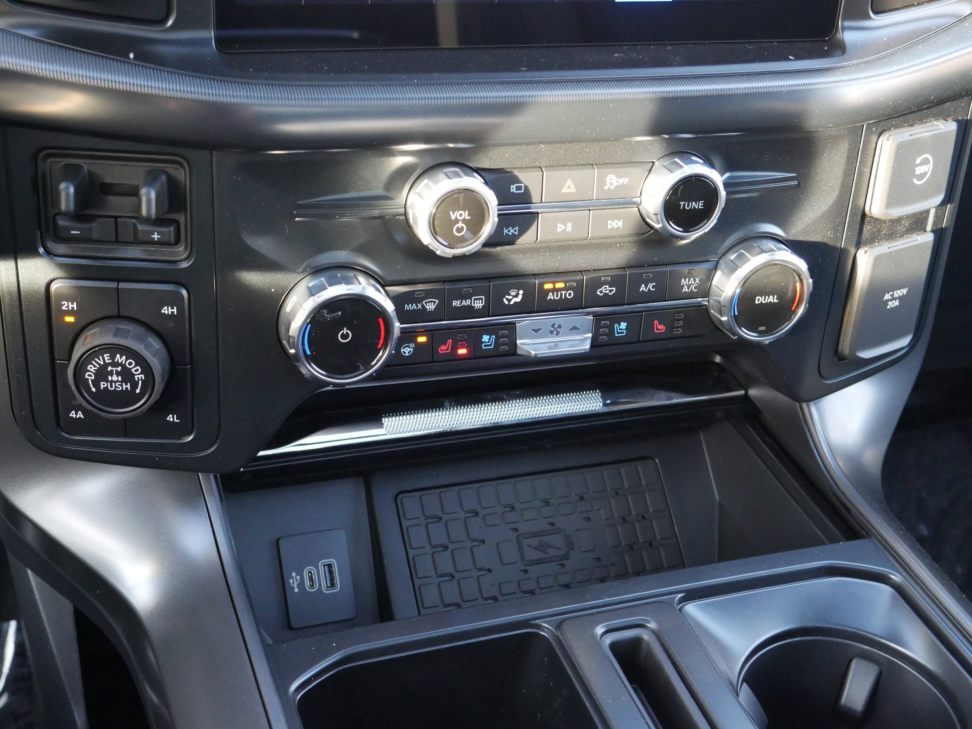 New 2025 Ford F150 Lariat w/ Equipment Group 502A High image 16