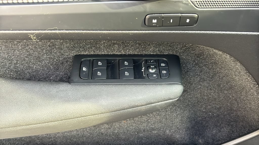 Certified 2025 Volvo XC40 B5 Plus AWD/4WD image 12