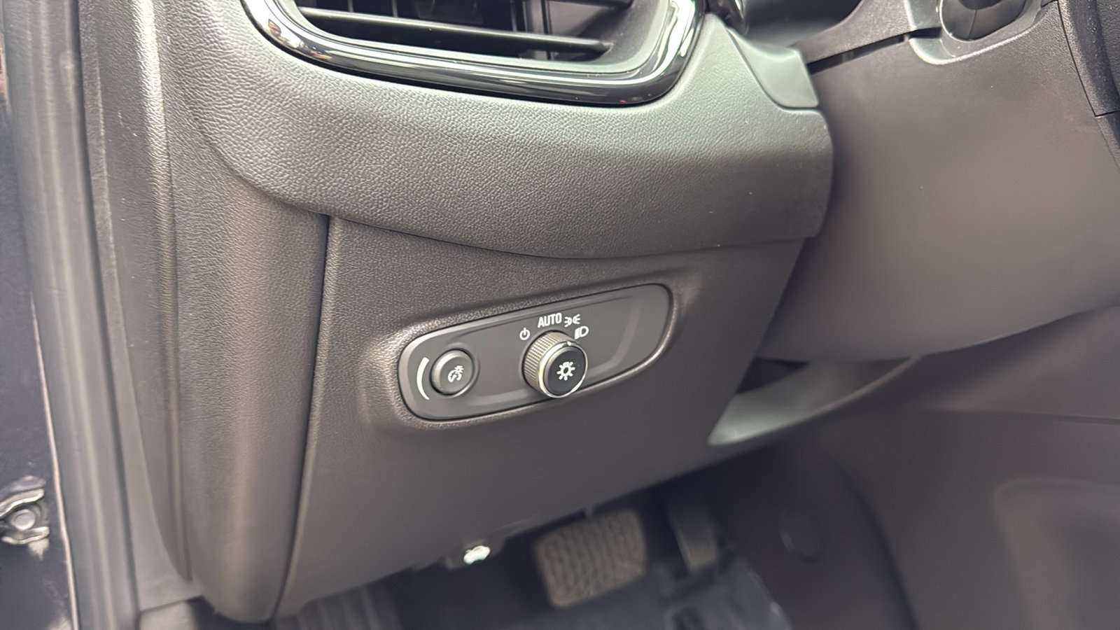 Used 2022 Chevrolet Equinox RS w/ RS Leather Package image 13