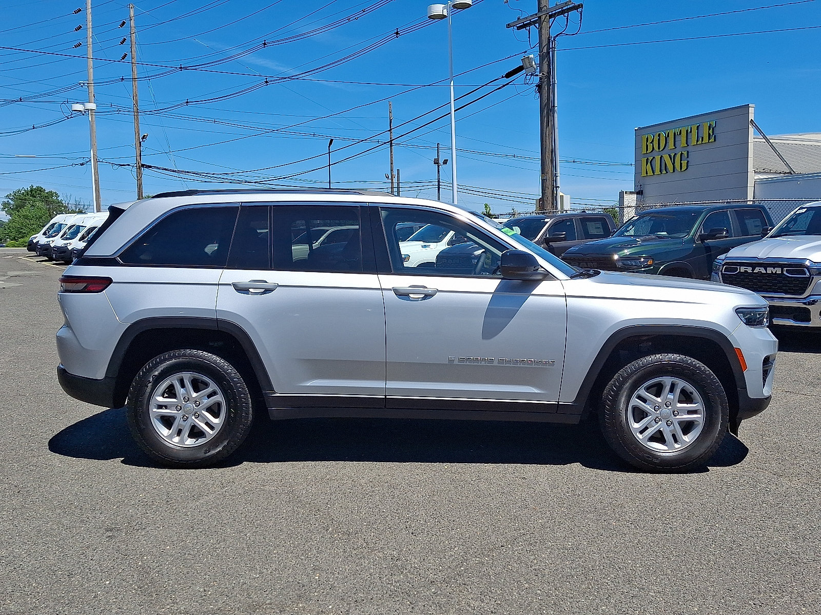 Used 2023 Jeep Grand Cherokee Laredo w/ Luxury Tech Group I AWD/4WD image 8