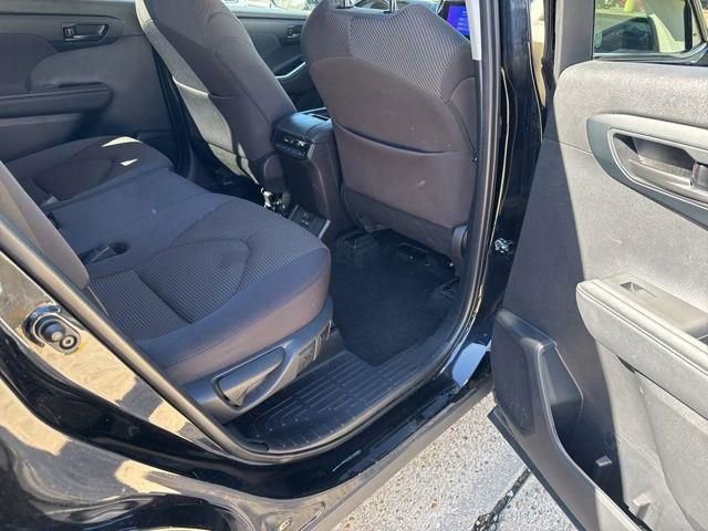 Used 2024 Toyota Highlander LE image 27