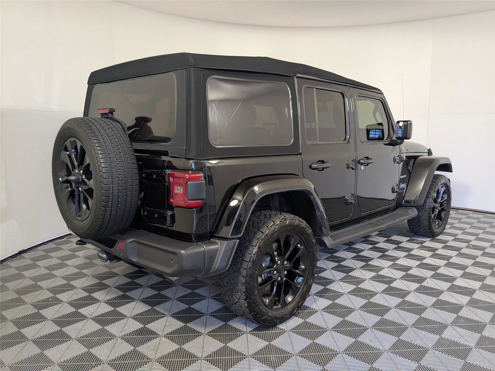 Used 2021 Jeep Wrangler Unlimited Sahara w/ Cold Weather Group image 5