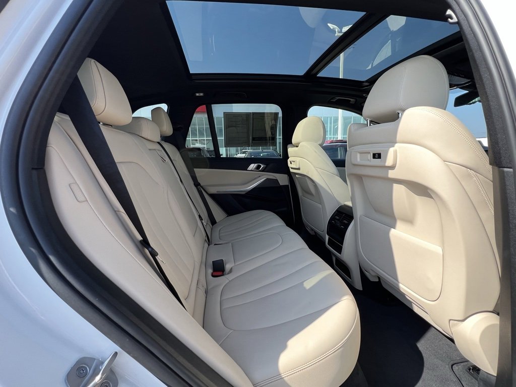 Used 2022 BMW X5 sDrive40i w/ Parking Assistance Package image 27