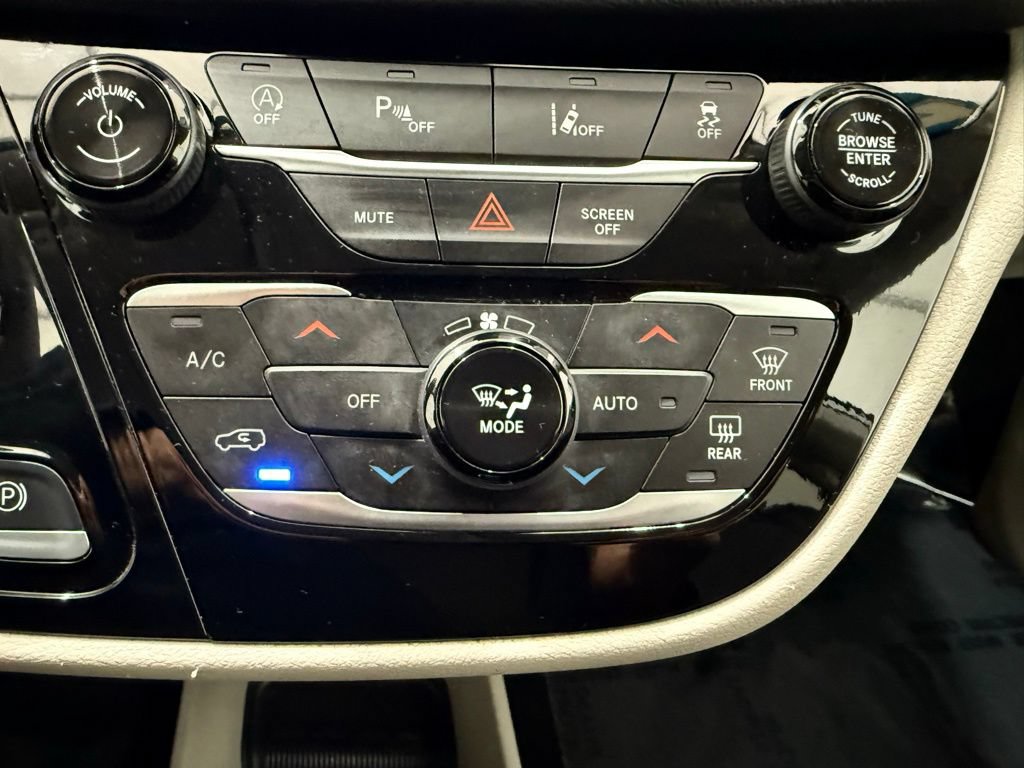 Used 2024 Chrysler Pacifica Touring-L FWD image 39