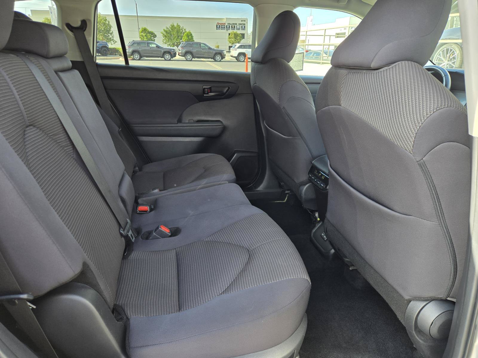 Used 2024 Toyota Highlander LE FWD image 31