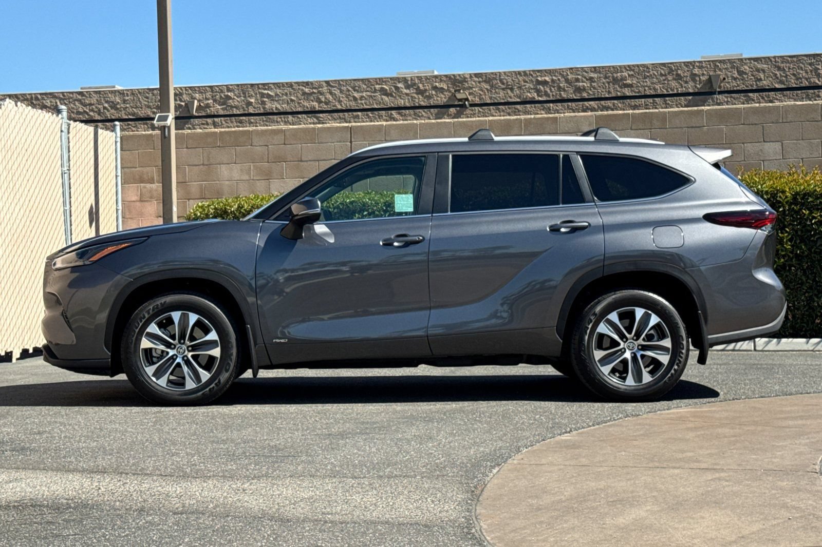 Used 2024 Toyota Highlander XLE AWD/4WD image 7