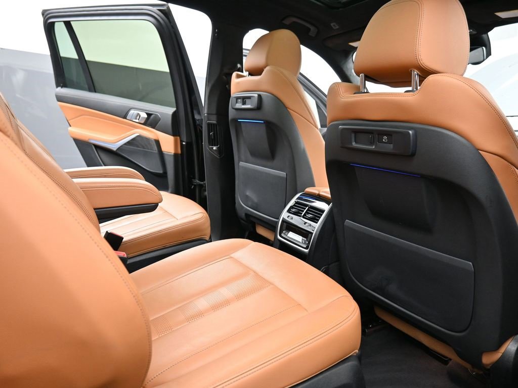 Used 2022 BMW X7 xDrive40i w/ Cold Weather Package image 19