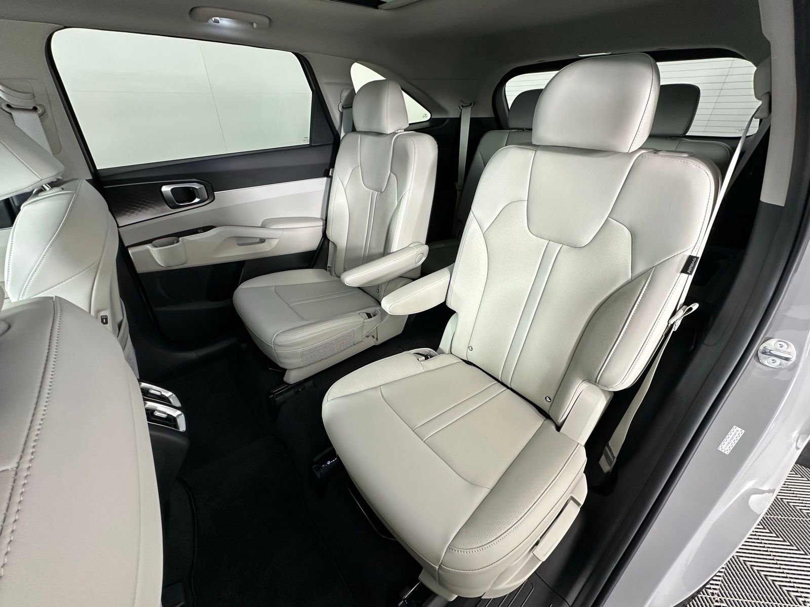 Used 2025 Kia Sorento EX w/ Panoramic Sunroof Package image 34