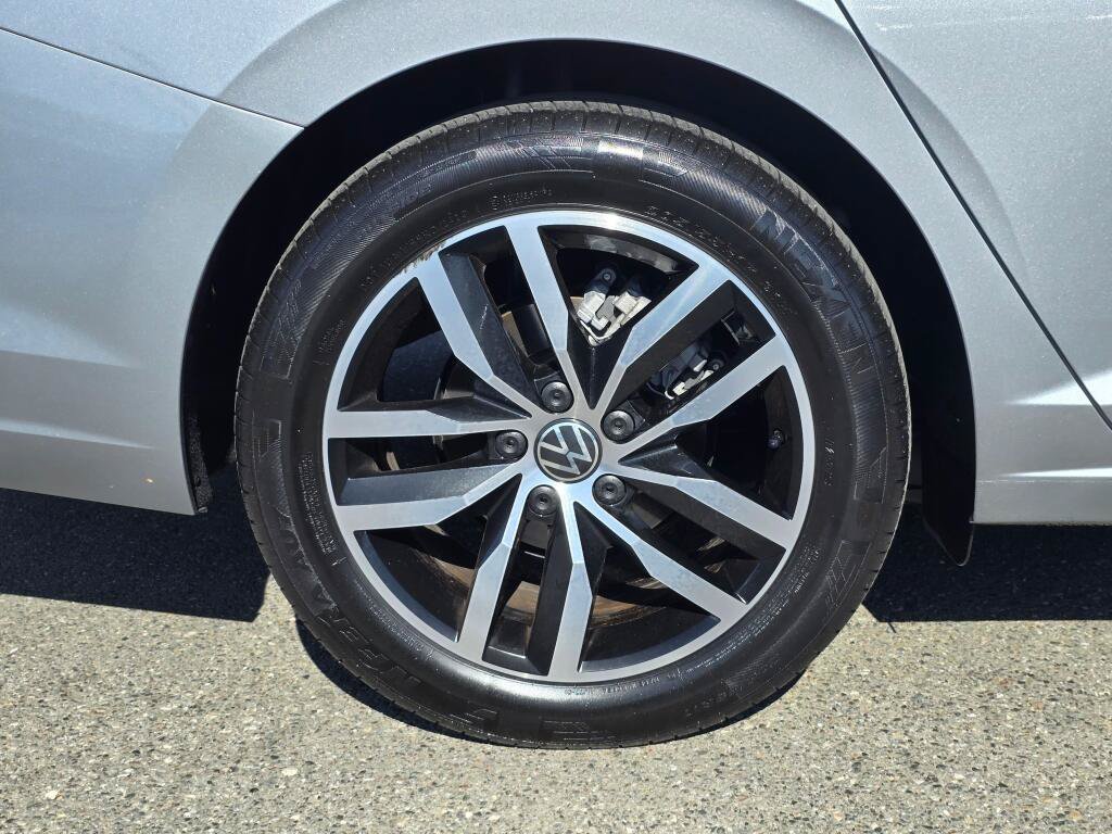 Used 2025 Volkswagen Jetta SE FWD image 9