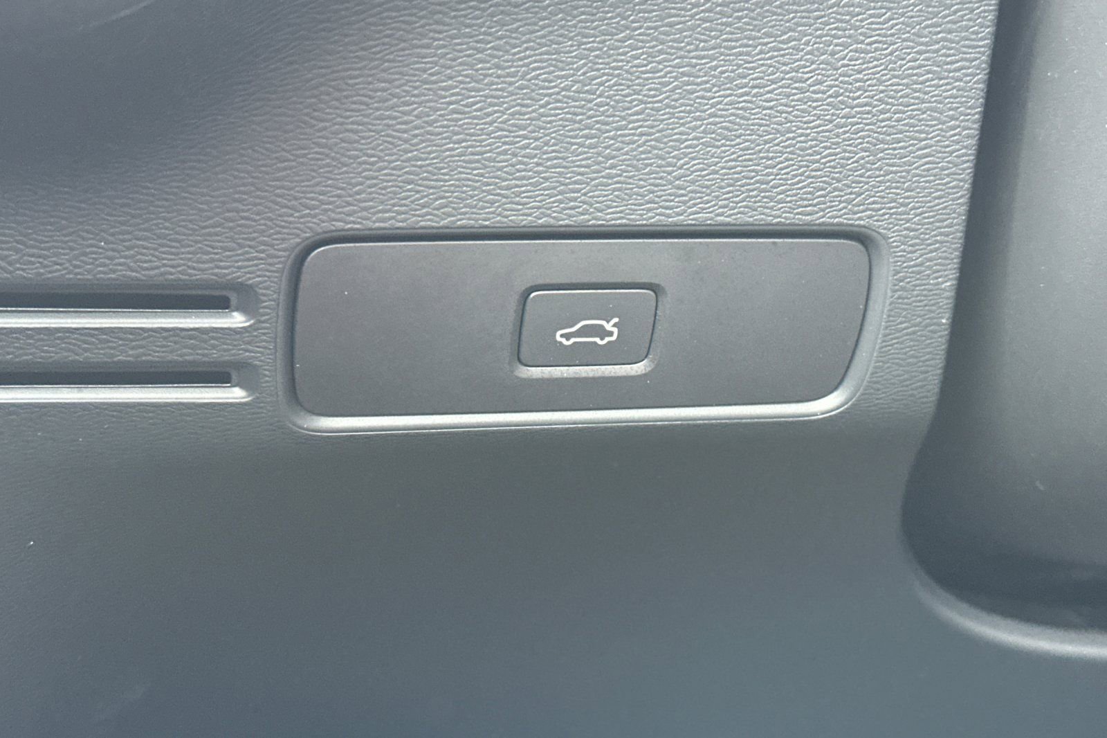 Used 2023 Volvo XC40 Recharge Ultimate image 31