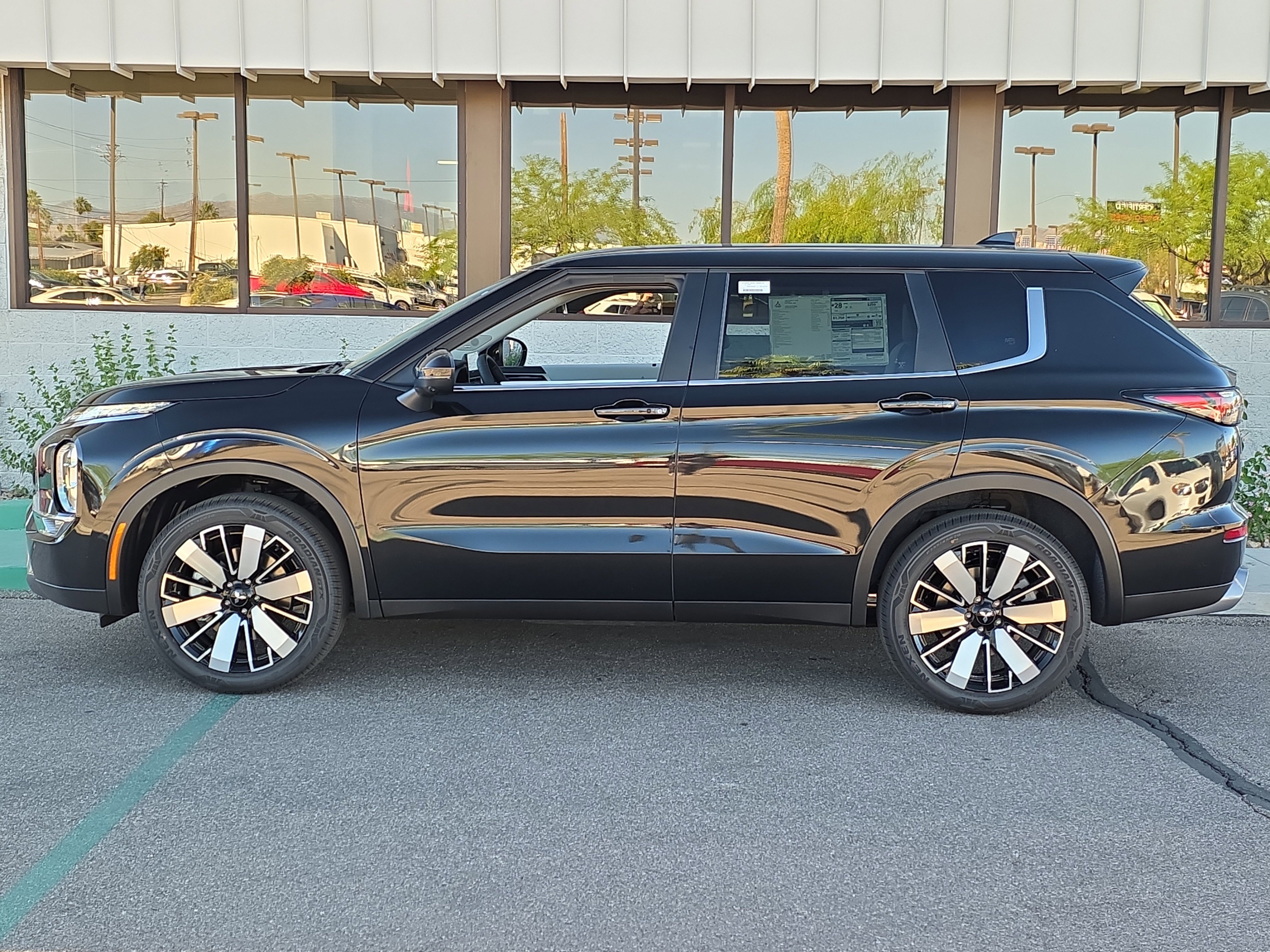 New 2026 Mitsubishi Outlander SE image 4